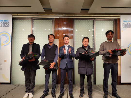 '지미콘 2023' 참가자들이 기념사진을 찍고 있다. IPTV방송협회 제공